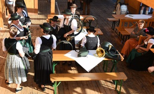 Des participants à la fête de la bière en costume traditionnel, le 3 octobre 2016.