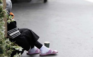 Une femme rom qui mendie