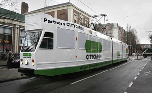 A Amsterdam, le tram transporte les habitants comme les marchandises.