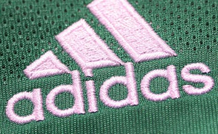 Les soupçons de corruption par Adidas visant le Mondial-2006 renvoient la marque bavaroise à ses relations étroites avec la Fifa