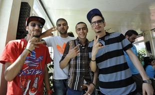 Le rappeur tunisien Ala Yaacoubi (2e en partant de la droite), alias Weld El 15, arrive au tribunal le 13 juin 2013, avec trois autres rappeurs tunisiens.