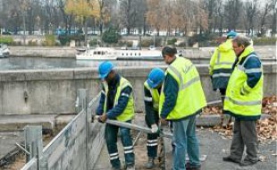 L'exercice d'hier : monter un bâtardeau sur les berges.