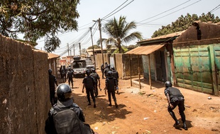 Des policiers interviennent contre des manifestants à Conakry, le 5 mars 2020.