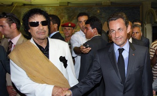 Nicolas Sarkozy photographié avec Mouammar Khadafi lors d'une visite du président français à Tripoli en juillet 2007.