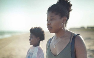 Dominique Fishback et Tatum Marilyn Hall dans Long Way Home de Jordana Spiro