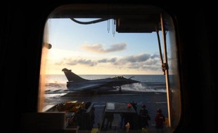 Un Rafale sur le pont du porte-avions Charles de Gaulle près de Toulon, le 14 janvier 2015