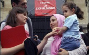 La CGT, la CFDT et l'Unsa ont écrit jeudi au président de la République Jacques Chirac pour lui demander, à l'occasion du 14 juillet, de "faire en sorte que les autorités renoncent aux poursuites contre les immigrés, "parents sans papiers d'enfants scolarisés" en France.