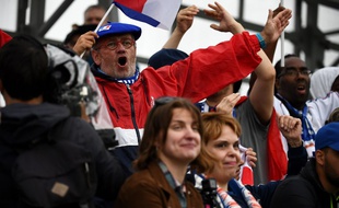 Des supporters français lors de l'entraînement des Bleus à Istra, le 12 juin 2018.