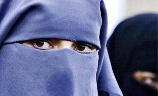 Une femme portant le voile intégral.
