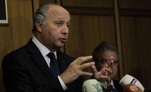 Le chef de la diplomatie française Laurent Fabius, qui a visité jeudi un camps de réfugiés syriens à la frontière turque, a déclaré que "le régime syrien doit être abattu et rapidement", dénonçant "les exactions" de Damas contre les populations civiles.