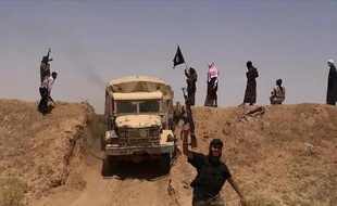 Photo d'archive, diffusée sur le compte Twitter du média jihadiste Al-Baraka le 11 juin 2014, montrant des militants du groupe Etat islamique à la frontière syro-irakienne