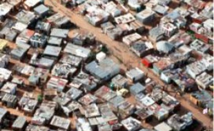 La crise pourrait faire basculer 8 millions d'Africains dans l'extrême pauvreté
(ici, les bidonvilles de Johannesbourg, en Afrique du Sud).