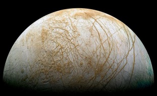 Le satellite de Jupiter, Europe, pourrait abriter un océan liquide sous sa croûte glacée.