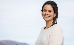 La comédienne héroïne de la série Clem de TF1 Lucie Lucas n'a pas hésité à se photographier nue pour dénoncer la réforme de la PAC pour l'agriculture bio.
