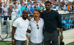 Le président de l'Om Vincent Labrune, entouré des recrues Lassana Diarra et Abou Diaby, le 1er août 2015 au Vélodrome