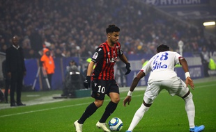 Adam Ounas (OGC Nice) au duel ave Youssouf Koné (OL), sous le regard de Patrick Vieira