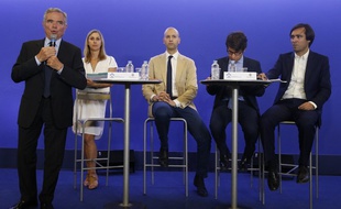 Bernard Accoyer, secrétaire général du parti Les Républicains (au premier plan) lors des "Ateliers de la refondation" du parti Les Républicains à son siège à Paris, le 5 juillet 2017.