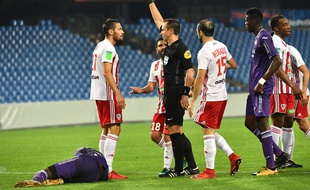 Le défenseur de l'AC Ajaccio Anthony Marin est averti par Ruddy Buquet, l'arbitre du barrage aller entre l'ACA et le TFC, le 23 mai 2018 à Montpellier.