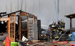 Un incendie a détruit 1.500 mètres carrés d'un camp de Roms vendredi en début d'après-midi à Noisy-le-Grand (Seine-Saint-Denis), sans faire de blessé, ont annoncé un porte-parole de la brigade de sapeurs-pompiers de Paris (BSPP) et la préfecture.