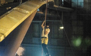Un manifestant descend en rappel d'une passerelle pour fuir le siège du campus de l'Université polytechnique par la police, à Hong Kong le 18 novembre 2019.