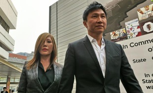 Le pasteur Kong Hee et sa femme la chanteuse Ho Yeow Sun arrivent au tribunal à Singapour, le 21 octobre 2015