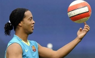 L'attaquant brésilien du FC Barcelone, Ronaldinho, s'est blessé jeudi aux adducteurs et sera absent des terrains pendant "environ six semaines", soit pratiquement jusqu'à la fin de la saison, a annoncé vendredi le club catalan.