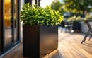 En manque de style sur la terrasse ? Cette jardinière en métal noir chute à 104,30 € chez Maisons du Monde (au lieu de 149 €)