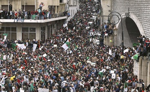 Une marée humaine a défile le 8 mars 2019 à Alger contre un cinquième mandat d'Abdelaziz Bouteflika.