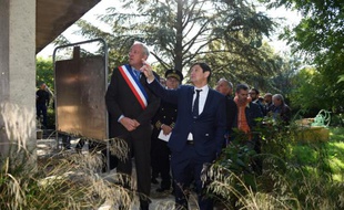 Le ministre de la Ville, Patrick Kanner (d), visite le 16 octobre 2015 le village du Beausset, près de Marseille, pour y promouvoir la construction de logements sociaux