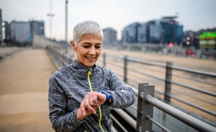 Certaines montres de sport connectées intègrent un cardiofréquencemètre pour suivre le rythme cardiaque.