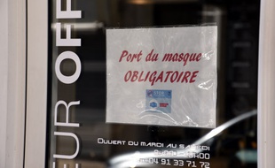 Une affiche sur le port du masque obligatoire, à Marseille, le 18 juillet 2020. (illustration)