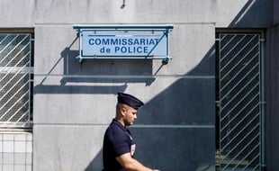 Vue extérieure en date du 20 juillet 2013 du commissariat de Trappes