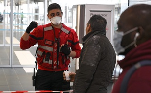 Un membre du Service de sécurité incendie et d'assistance à personnes marque une zone de sécurité à la gare Lyon Perrache après une suspicion de coronavirus, le 24 février.