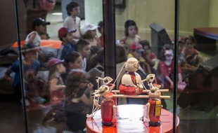 Poupées antiques, toboggans Smoby et autres toupies en bois ont retrouvé le Musée du Jouet de Moirans-en-Montagne (Jura) qui, après deux ans de travaux, propose l'une des plus belles collections de jouets d'Europe.