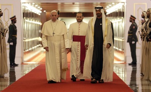 Le souverain pontife a été accueilli par le prince héritier d'Abou Dhabi cheikh Mohammed ben Zayed al-Nahyane et l'imam d'Al-Azhar, l'institution phare de l'islam sunnite basée au Caire, cheikh Ahmed al-Tayeb.