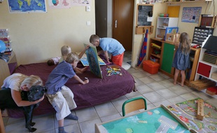 Pour ces frères et sœurs, c'est leur maman qui leur fait l'école. (Archives)