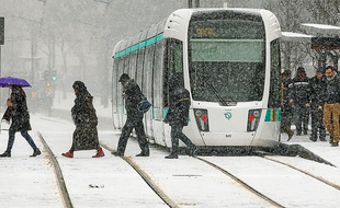 Sur le périphérique, la circulation était difficile malgré le travail des saleuses (1). Le RER B a lui connu de nombreuses avaries qui ont fortement perturbé le trafic (2), tout comme sur les lignes de tramway T1, T2 et T3 (3).