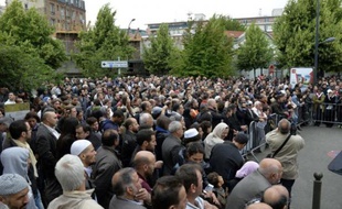 Des centaines de personnes, 400 selon la police, un millier selon les organisateurs, se sont rassemblées samedi à Argenteuil (Val-d'Oise) pour dénoncer l'islamophobie, après des agressions de femmes voilées dans la ville.