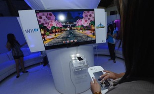 Victime de la concurrence des smartphones, le pionnier japonais des jeux vidéo, Nintendo, a annoncé vendredi des ventes désastreuses de consoles et jeux, en particulier celles de sa récente Wii U, ce qui l'entraîne dans une délicate situation financière.