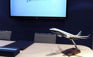 Air Canada, dont la flotte était composée à parité de Boeing et d'Airbus, vient de lâcher le constructeur européen en passant mercredi une commande de 61 Boeing 737 pour remplacer progressivement sa flotte d'Airbus A320 et A321.
