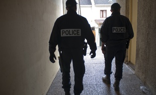 Illustration de policiers armés.
