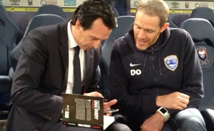 Unai Emery dédicace le livre de Damien Ott.