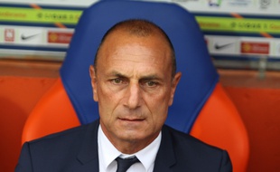L'entraîneur du MHSC Michel Der Zakarian, est en colère après les arbitres vidéo.
