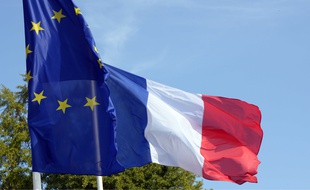 Illustration des drapeaux européen et français.