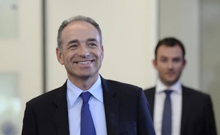 Jean-François Copé quittant le siège de l'UMP à Paris, le 10 juin 2014