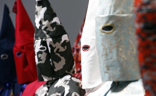 Photo d'illustration de tenues historiques du Ku Klux Klan, ici exposées en 2018 dans un institut d'art contemporain de Richmond (Etats-Unis)