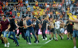 Des supporters lensois envahissent la pelouse de Bollaert