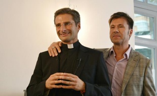 Le prêtre polonais Krysztof Olaf Charamsa et son compagnon Edouard, lors d'une interview au cours de laquelle il révèle son homosexualité, le 3 octobre 2015 à Rome