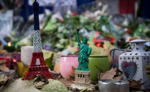 Photo des hommages aux victimes de l'attentat au Bataclan, devant le Bataclan, le 13 novembre 2015