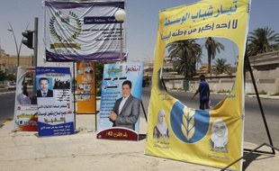 A Tripoli, les bureaux ont ouvert à l'heure et les électeurs faisaient la queue pour voter, selon un journaliste de l'AFP, huit mois après la fin du conflit armé ayant provoqué la chute puis la mort de Mouammar Kadhafi qui a dirigé le pays d'une main de fer pendant plus de quatre décennies.